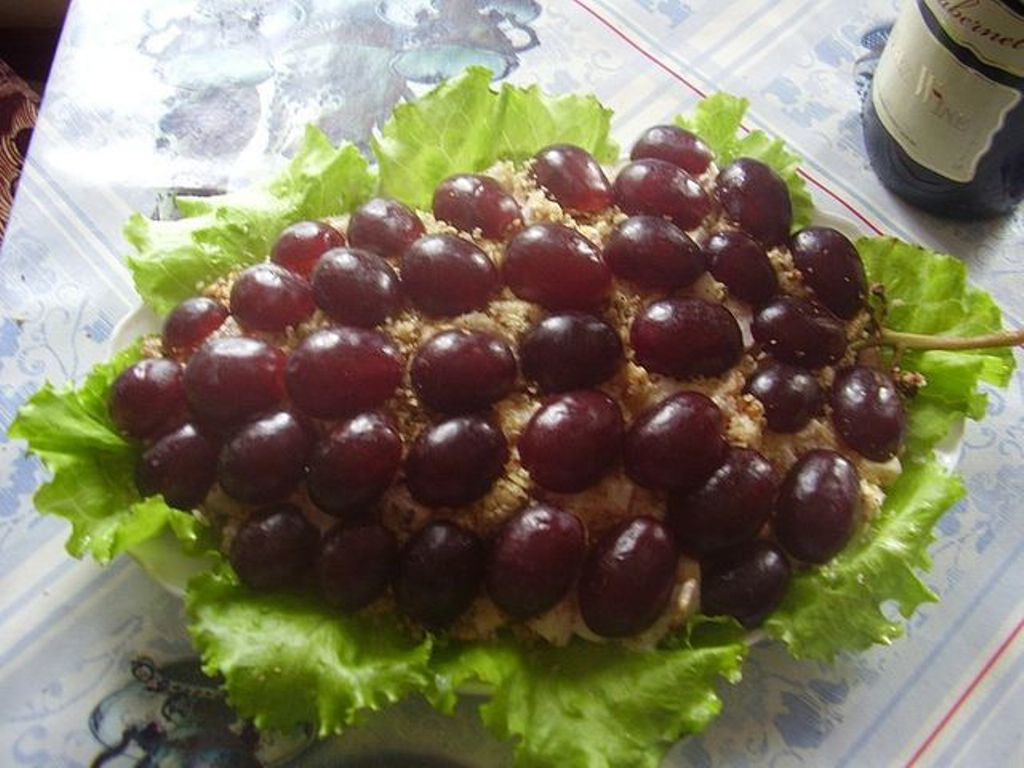 Салат тиффани с виноградом и орехами
