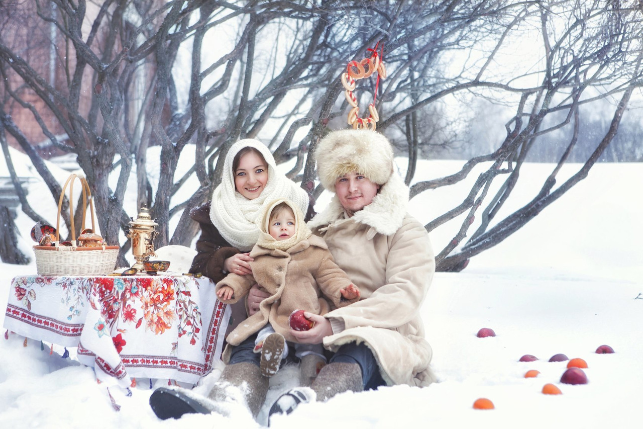 Семья на пикнике зимой