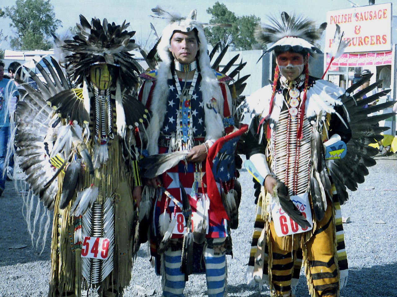 Слушать индейцев перу. Танец индейцев Кроу. Авторадио в костюме индейца. Индейцы с музыкой в Праге. Музыка индейцев Америки.