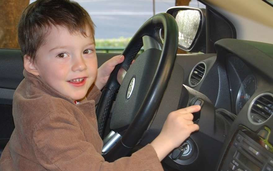 Водить ли детей в школу. Школьник за рулем. Ребёнок за рулём автомобиля. Школьник в машине. Мальчик за рулем.