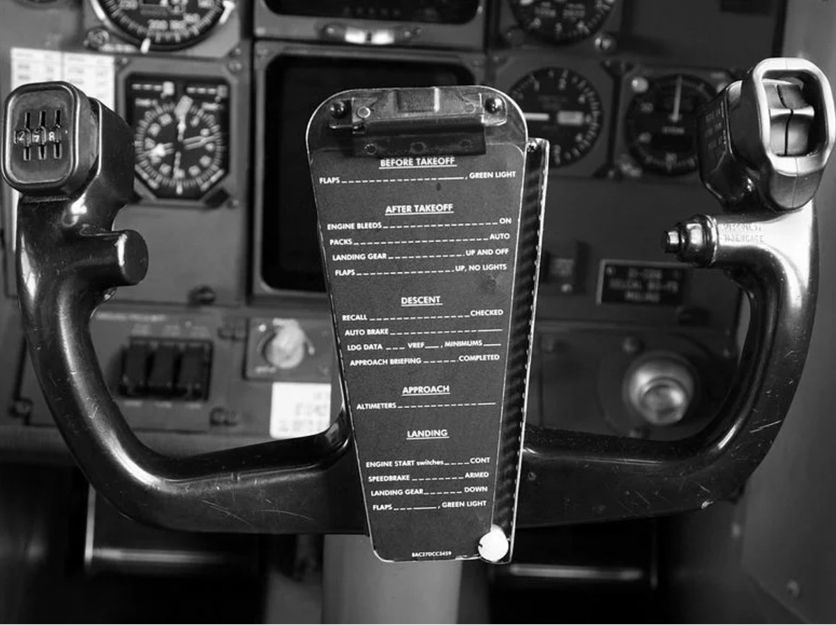 Flight rudder. Boeing 737 кабина. Штурвал Боинга 737. Штурвал Боинг 737 800.